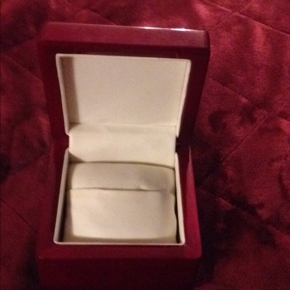 Cherry wood hinged watch box with leather pillow. - Picture 3 of 4